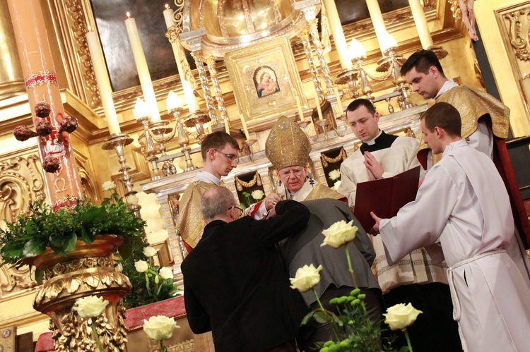 Liturgia Wigilii Paschalnej na Wawelu - chrzest katechumenów