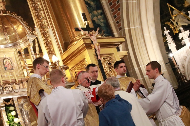 Liturgia Wigilii Paschalnej na Wawelu - chrzest katechumenów