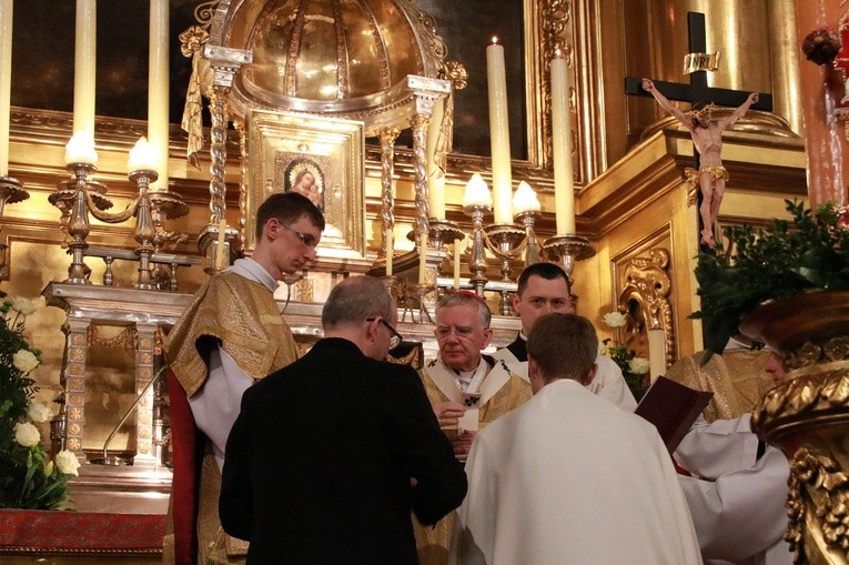 Liturgia Wigilii Paschalnej na Wawelu - chrzest katechumenów