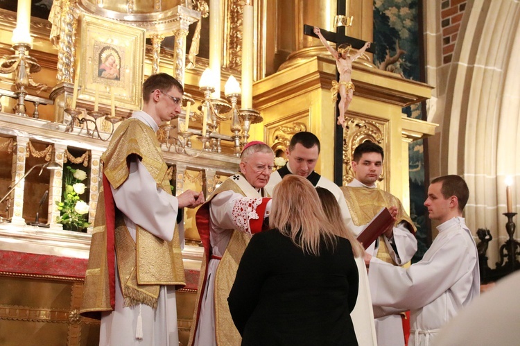 Liturgia Wigilii Paschalnej na Wawelu - chrzest katechumenów