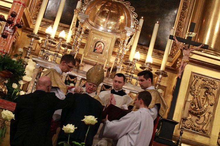 Liturgia Wigilii Paschalnej na Wawelu - chrzest katechumenów