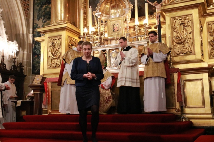 Liturgia Wigilii Paschalnej na Wawelu - chrzest katechumenów