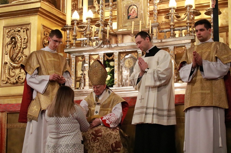 Liturgia Wigilii Paschalnej na Wawelu - chrzest katechumenów