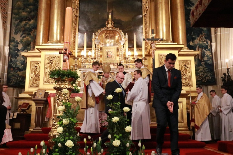 Liturgia Wigilii Paschalnej na Wawelu - chrzest katechumenów