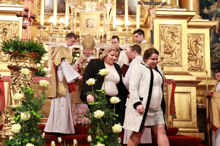 Liturgia Wigilii Paschalnej na Wawelu - chrzest katechumenów