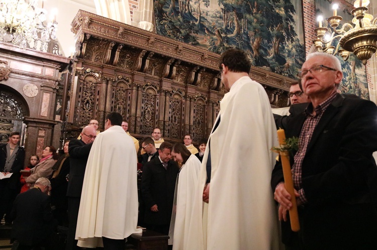 Liturgia Wigilii Paschalnej na Wawelu - chrzest katechumenów