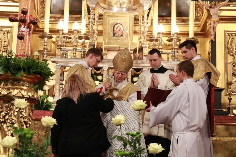 Liturgia Wigilii Paschalnej na Wawelu - chrzest katechumenów