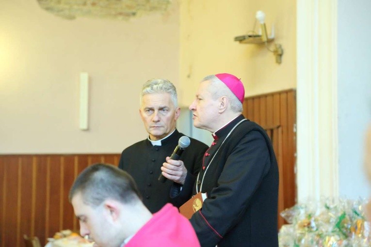 Śniadanie z ubogimi w parafii św. Ap. Piotra i Pawła