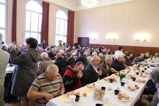 Śniadanie z ubogimi w parafii św. Ap. Piotra i Pawła