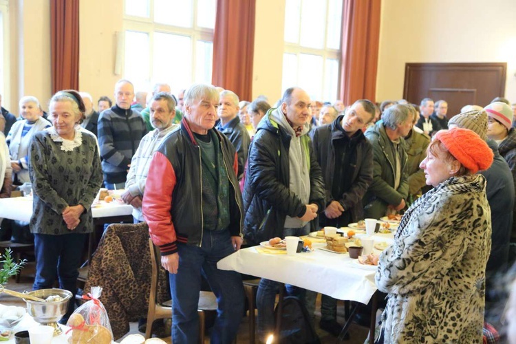 Śniadanie z ubogimi w parafii św. Ap. Piotra i Pawła