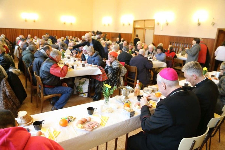 Śniadanie z ubogimi w parafii św. Ap. Piotra i Pawła