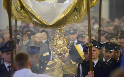 Z całym Kościołem dzisiaj wielbimy Chrystusa, że przeszedł przez ziemię dobrze czyniąc, bo przyszedł, aby nas zbawić. A dziś w szczególny sposób wielbimy go za ten niezwykły cud zmartwychwstania