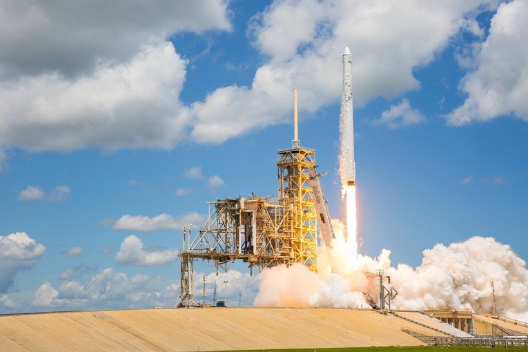 Powtórny start rakiety Falcon 9 ze statkiem towarowym Dragon