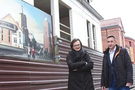 ▲	Architekt Jacek Jaśkowiec (od lewej) i Jacek Dobrzyński, kierownik budowy, przy wznoszonym obiekcie na miejscu objawień.