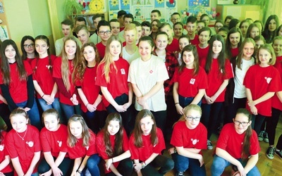 Uczniowie należący do SKC w szkole w Tymowej.
