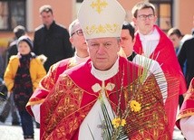 ◄	Wrocławską tradycją stało się, że abp Józef zaprasza młodych do wspólnego spędzenia Światowego Dnia Młodzieży na Ostrowie Tumskim. 