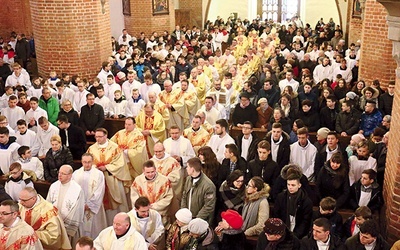 W katedrze pw. św. Mikołaja zgromadzili się księża diecezjalni  oraz kapłani z zakonów, zgromadzeń i stowarzyszeń.