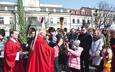 ▲	Biskup Andrzej F. Dziuba święci palmy.