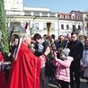 ▲	Biskup Andrzej F. Dziuba święci palmy.