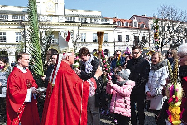 ▲	Biskup Andrzej F. Dziuba święci palmy.