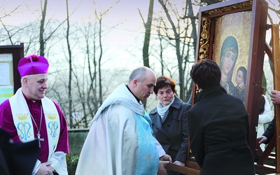 Uroczyste wprowadzenie obrazu do kościoła. 