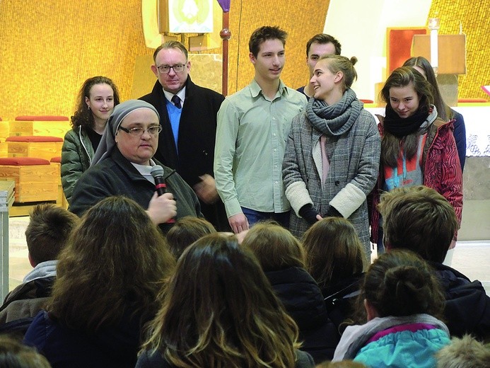 S. Anna Bałchan z bielską młodzieżą podczas Duchowej rEwolucji.