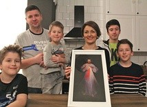 Agnieszka i Sebastian Tomczykowie podkreślają, że w ich życiu Pan Jezus Miłosierny obecny jest każdego dnia. 