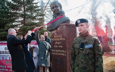 ▲	W odsłonięciu popiersia wzięła udział m.in. krewna Danuty Siedzikówny – dr Anna Tertel. 