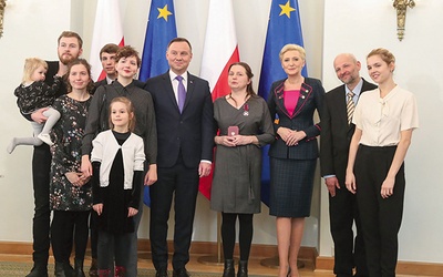 Bożena Pietras z rodziną u prezydenta RP Andrzeja Dudy podczas uroczystości odebrania srebrnego krzyża zasługi.