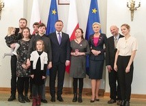 Bożena Pietras z rodziną u prezydenta RP Andrzeja Dudy podczas uroczystości odebrania srebrnego krzyża zasługi.