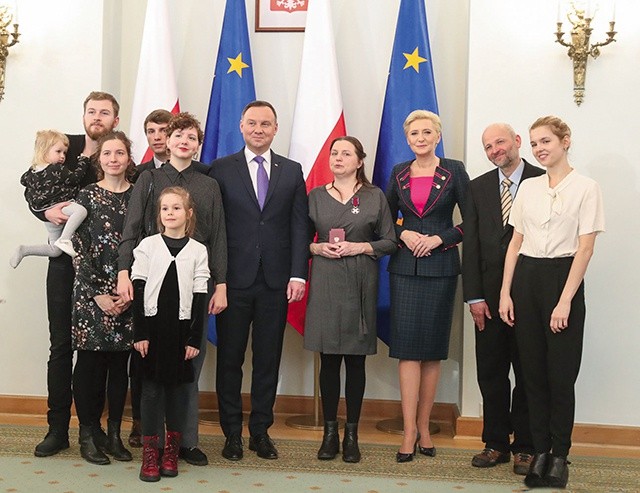 Bożena Pietras z rodziną u prezydenta RP Andrzeja Dudy podczas uroczystości odebrania srebrnego krzyża zasługi.