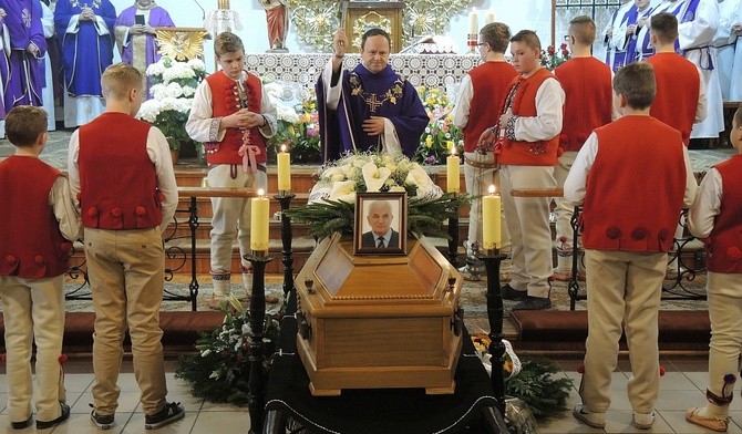 Ks. proboszcz Krzysztof Pacyga przy trumnie zasłużonego parafianina