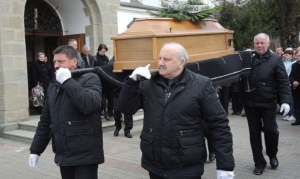 Trumna z ciałem śp. Jana Zowady w drodze na cmentarz