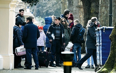 Pracownicy rosyjskiej ambasady w Londynie opuszczają placówkę dyplomatyczną.