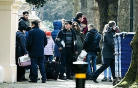 Pracownicy rosyjskiej ambasady w Londynie opuszczają placówkę dyplomatyczną.