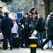 Pracownicy rosyjskiej ambasady w Londynie opuszczają placówkę dyplomatyczną.