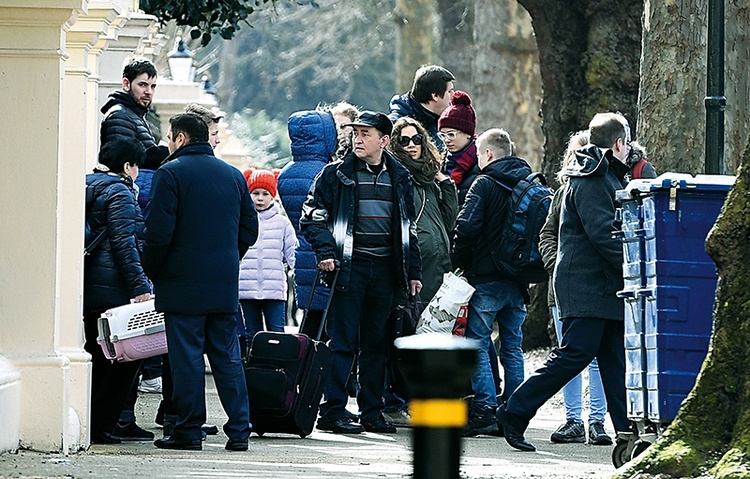 Pracownicy rosyjskiej ambasady w Londynie opuszczają placówkę dyplomatyczną.