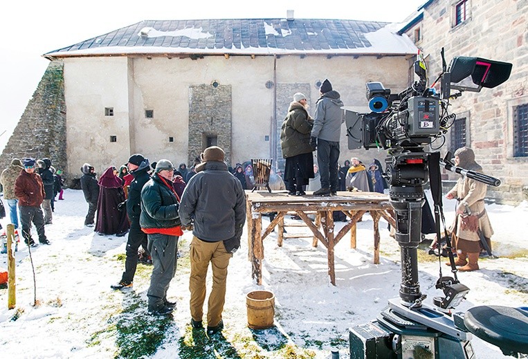 Na przyklasztornym dziedzińcu trwają przygotowania  do dramatycznej sceny próby ognia.