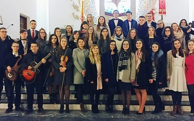 Modlitewne spotkanie poprowadzili młodzi z oazowych Diakonii Modlitwy i Ewangelizacji oraz, oczywiście, Muzycznej