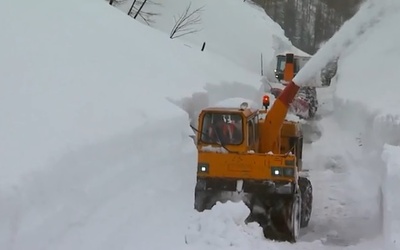 6 metrów śniegu na drodze w Alpach Julijskich