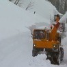 6 metrów śniegu na drodze w Alpach Julijskich