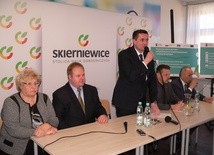 O dofinansowaniu poinformowano 6 kwietnia na konferencji prasowej. Z mikrofonem prezydent Skierniewic Krzysztof Jażdżyk