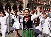 450 osób zatańczylo na krakowskim Rynku, zapraszając do Łagiewnik