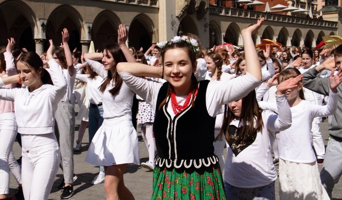 450 osób zatańczylo na krakowskim Rynku, zapraszając do Łagiewnik