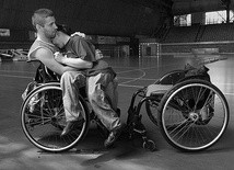 Robert i Basia; zawody w rugby na wózkach w Zabrzu w 2008 r.