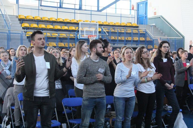 Rekolekcje halowe prowadzone przez ks. Krzysztofa Kralkę