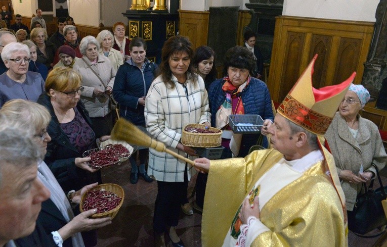 Bp Henryk Tomasik poświęcił różańce, które otrzymały osoby po podjęciu Duchowej Adopcji Dziecka Poczętego