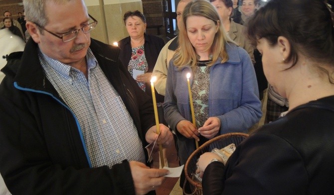 Wiele osób z zapalonymi świecami podjęło Duchową Adopcję Dziecka Poczętego