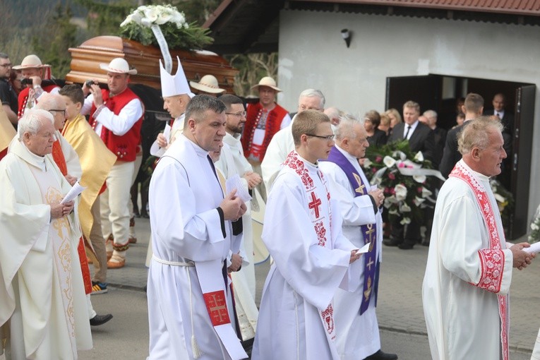 Pogrzeb śp. ks. prał. Jerzego Patalonga w Istebnej
