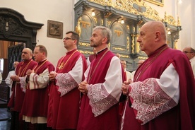 Od prawej: ks. Stanisław Majkut, nowy kanonik rzeczywisty, oraz ks. Mirosław Romanowski, ks. Piotr Krzyszkowski, ks. Jerzy Swędrowski i ks. Piotr Jankowski, nowi kanonicy honorowi